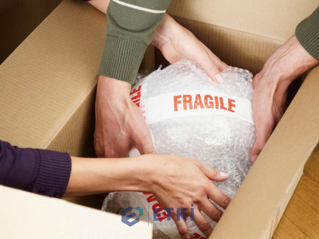 Kırılacak Eşyalar Nasıl Paketlenir? Çoğu Kişinin Yaptığı Kritik Hatalar blog yazısı görseli - Etki Nakliyat